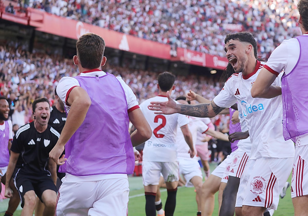 Los jugadores del Sevilla celebran la victoria ante el Barcelona