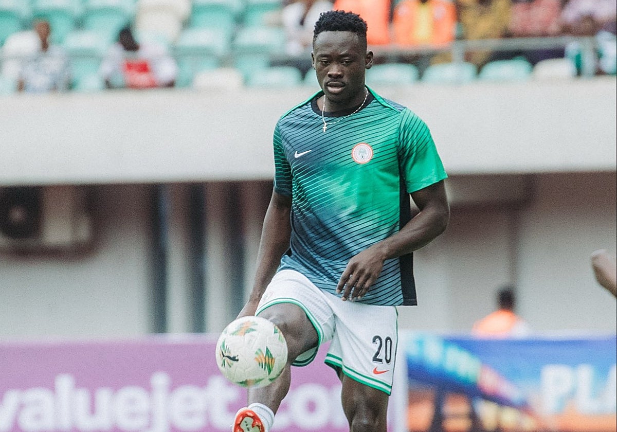 Akor, en el calentamiento previo al Nigeria - Benín