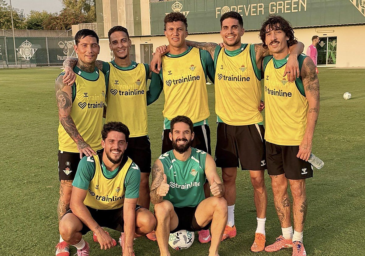 Isco posa con Chimy, Antony, Deossa, Bartra, Bellerín y Fornals en el entrenamiento de ayer