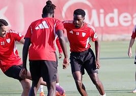 Agoumé resalta el cambio de mentalidad con Almeyda: «Todos pensábamos que el Sevilla FC se merecía mucho más»