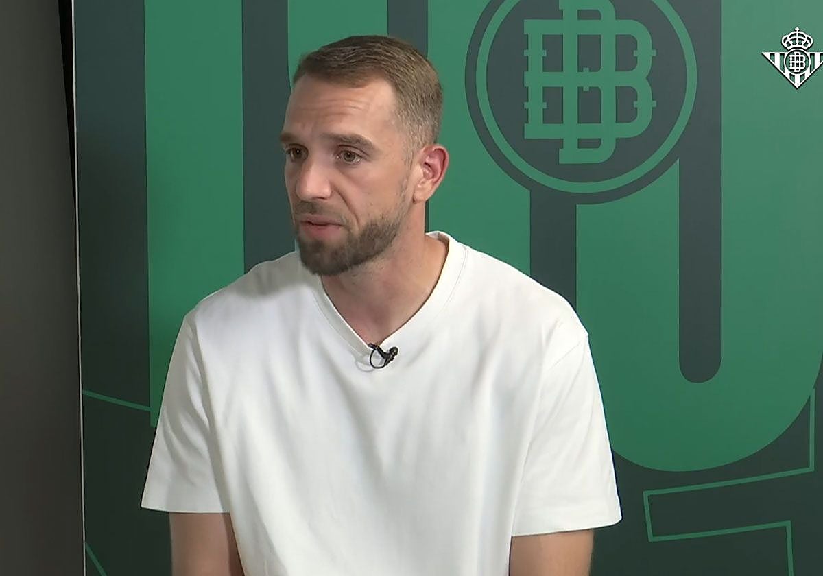 Pau López, en un momento de la entrevista con los medios oficiales del Betis