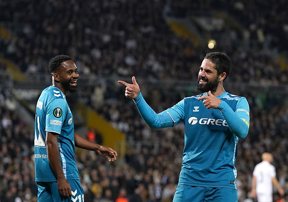 Isco celebra, junto a Bakambu, el gol que marcó en la vuelta de los octavos de final de la Conference 24-25 al Vitoria de Guimaraes