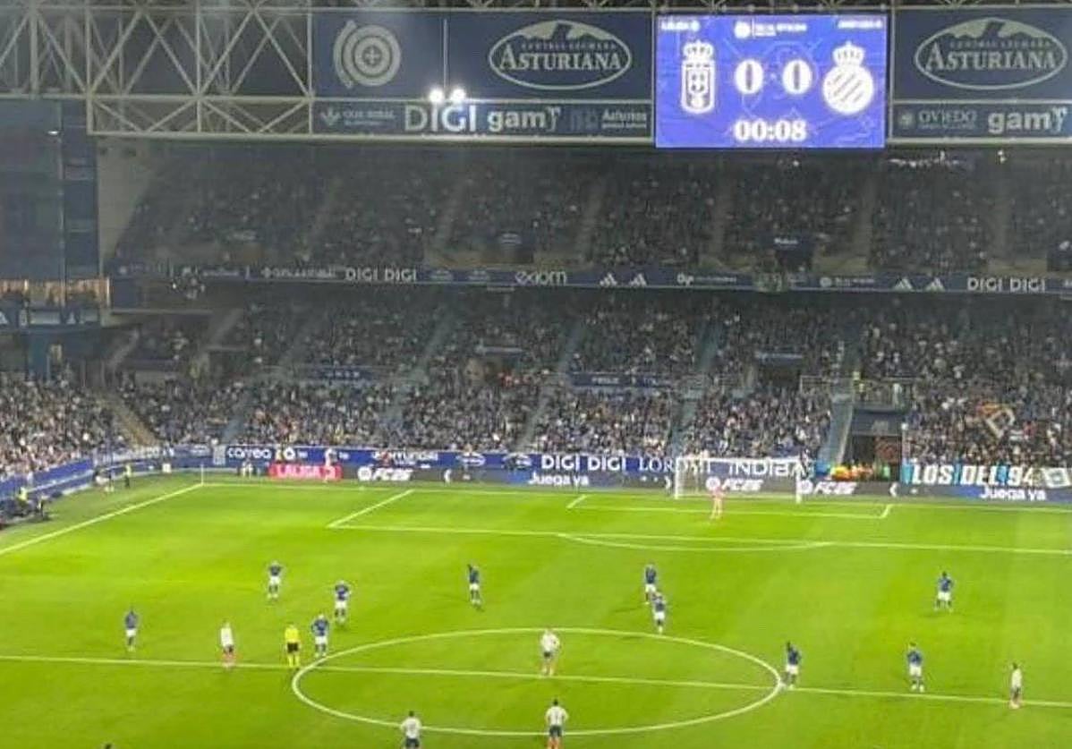 Los jugadores, parados en el segundo 8 de partido