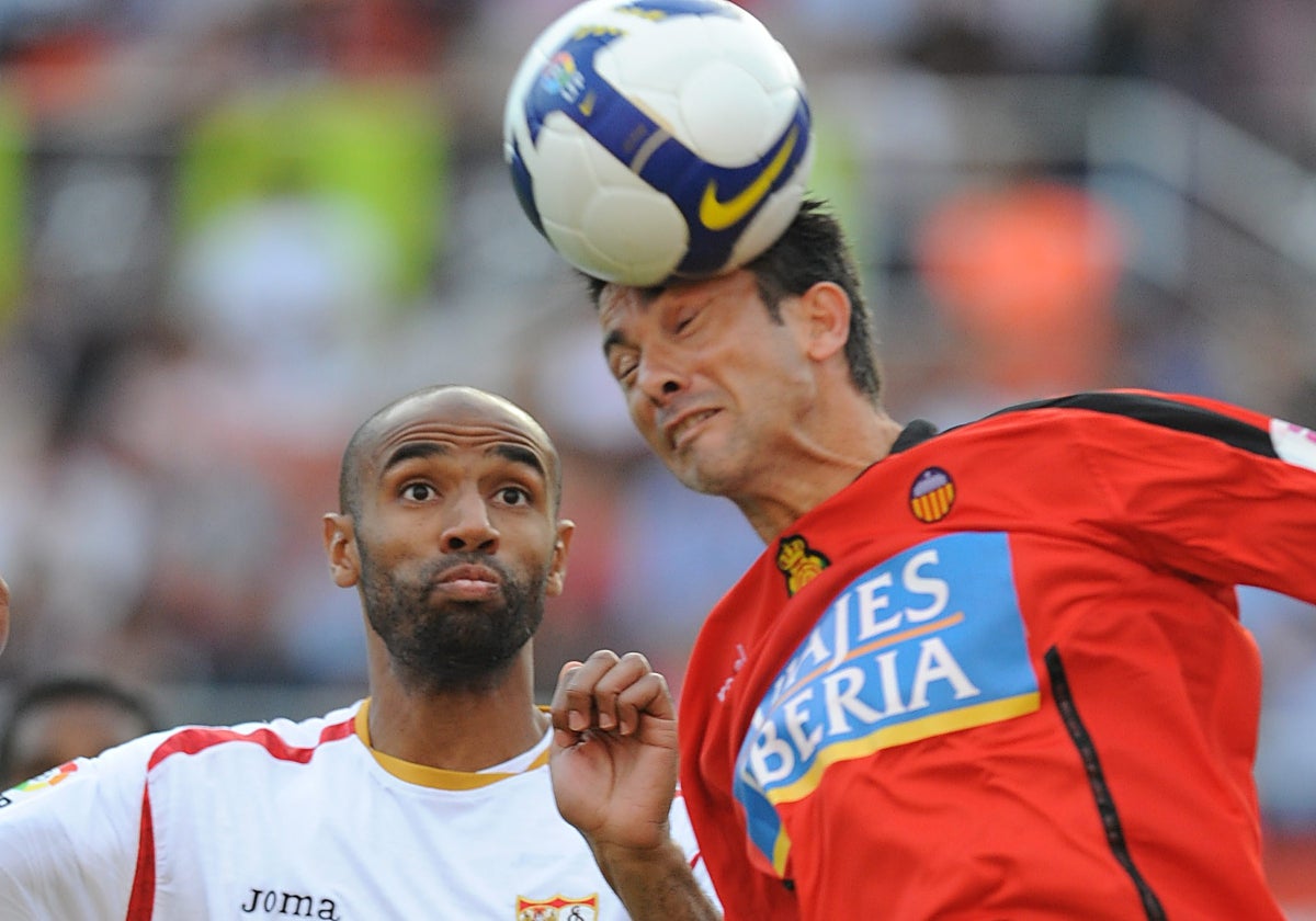 Martí pelea cabecea un balón ante Kanouté