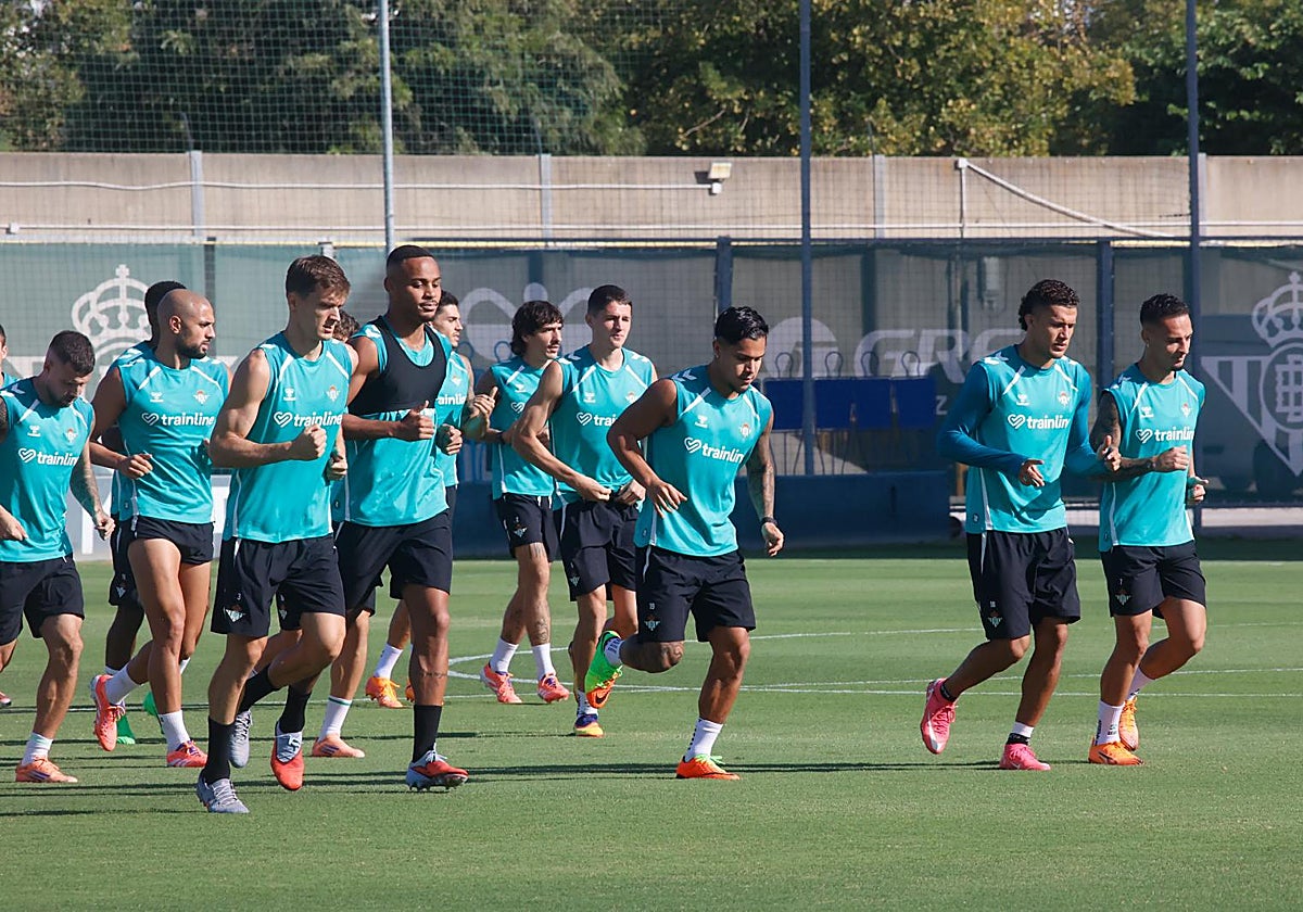 Los jugadores verdiblancos, haciendo carrera continua en la sesión de trabajo de este viernes