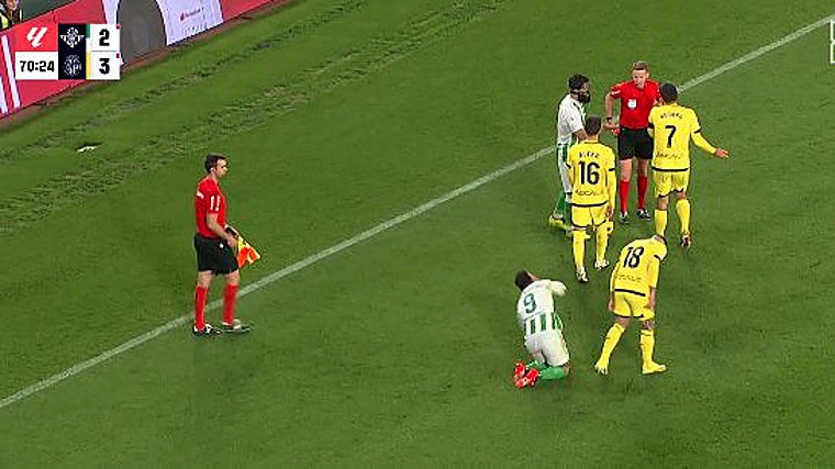 Alberto Moreno le tira de la oreja a Chimy Ávila antes de la expulsión de éste