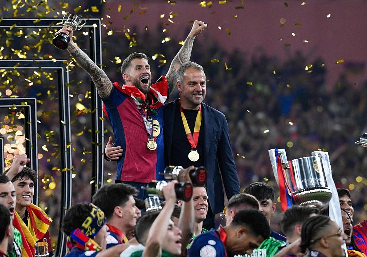 Iñigo Martínez, junto a Hansi Flick, celebra la consecución de la Copa del Rey