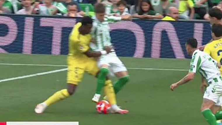 El rodillazo de Costa a Lo Celso que se pitó como penalti pero fue anulado por el VAR