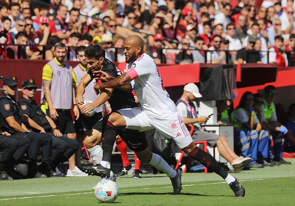 Marcao trata de entorpecer al ataque del Mallorca con su cuerpo