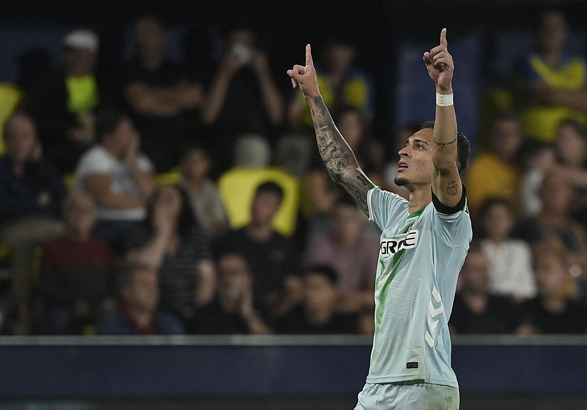 Antony celebra uno de sus goles en el Villarreal - Betis