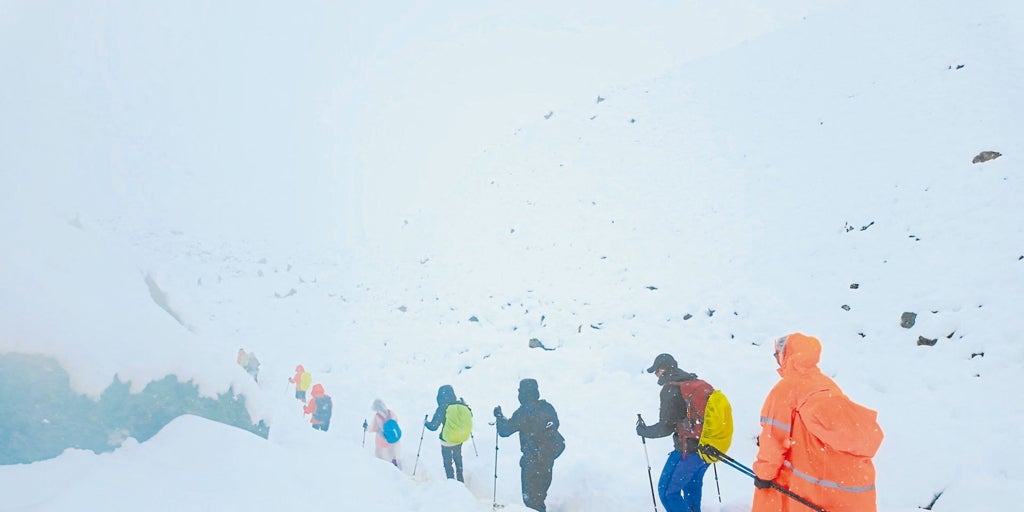 CAOS EN EL EVEREST: RESCATES IMPOSIBLES, BUROCRACIA Y NEGOCIO