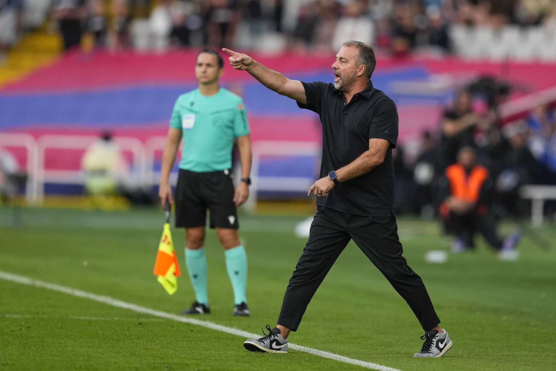 Flick da instrucciones a sus jugadores