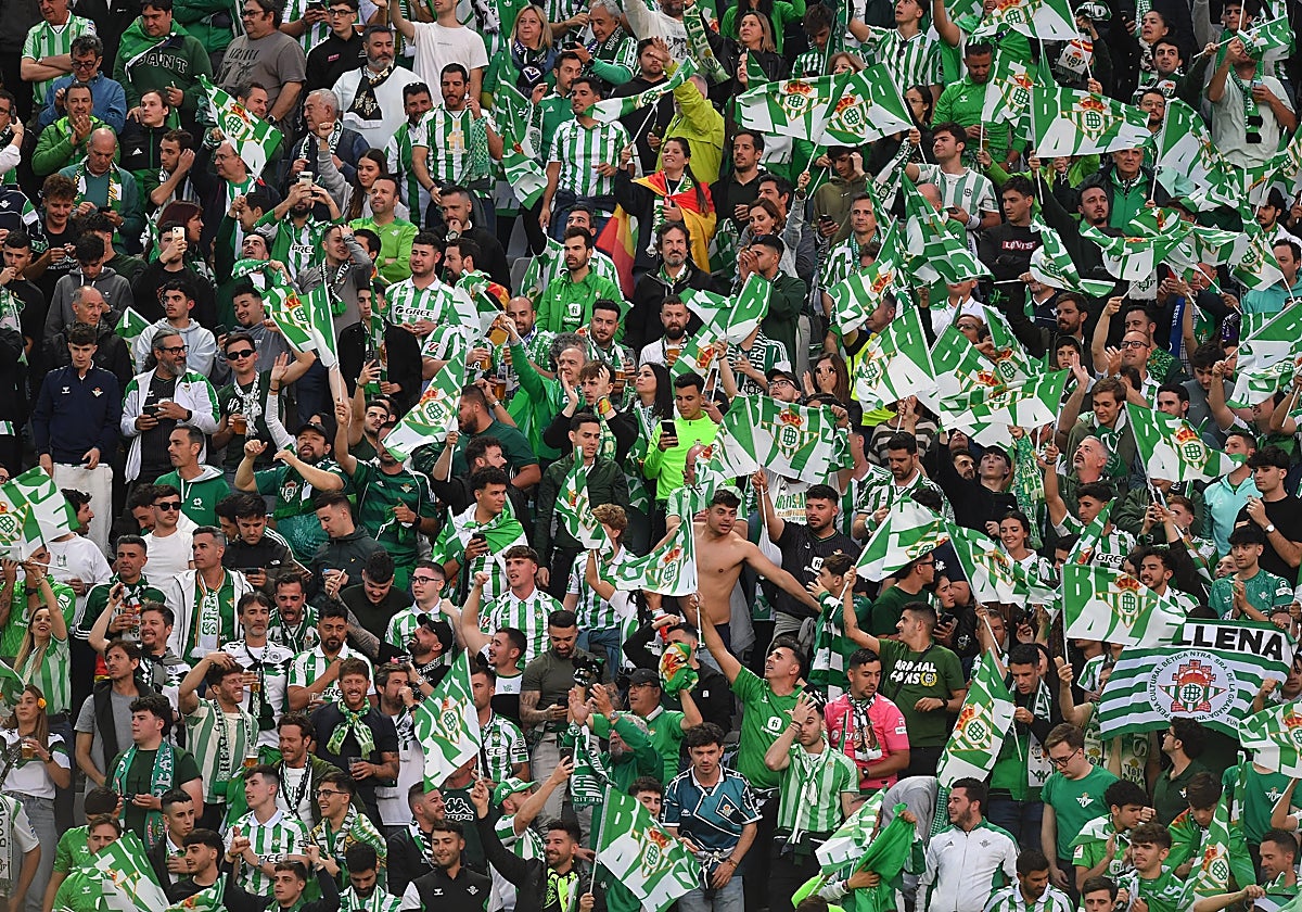 Los aficionados del Betis, en uno de los partidos ante la Fiorentina de la temporada pasada en la Conference