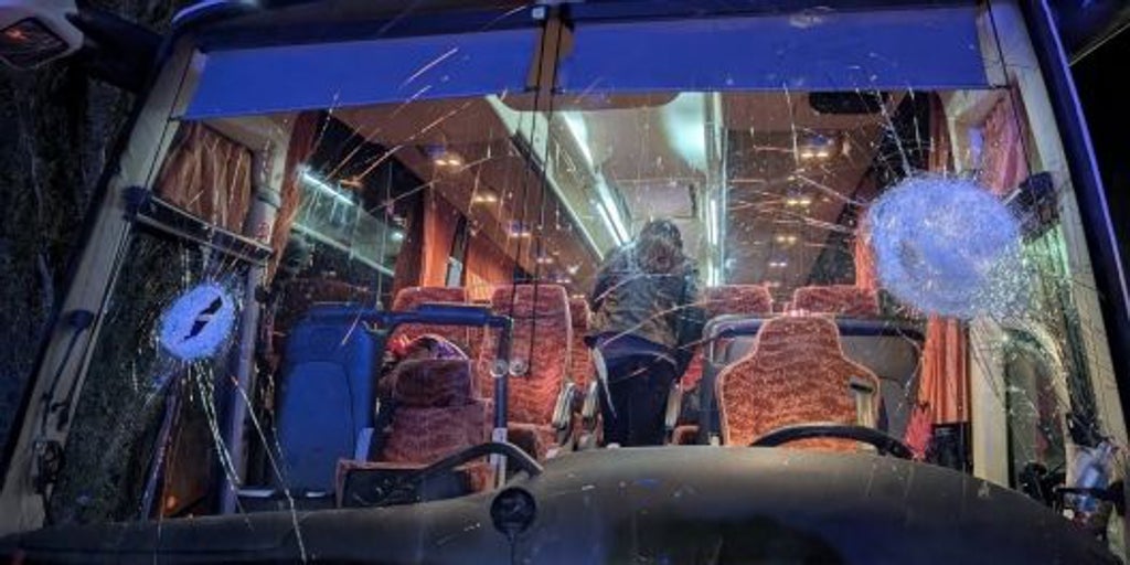 Drama en Italia: muere un conductor de autobús por el lanzamiento de piedras tras un partido de baloncesto
