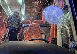 Drama en Italia: muere un conductor de autobús por el lanzamiento de piedras tras un partido de baloncesto