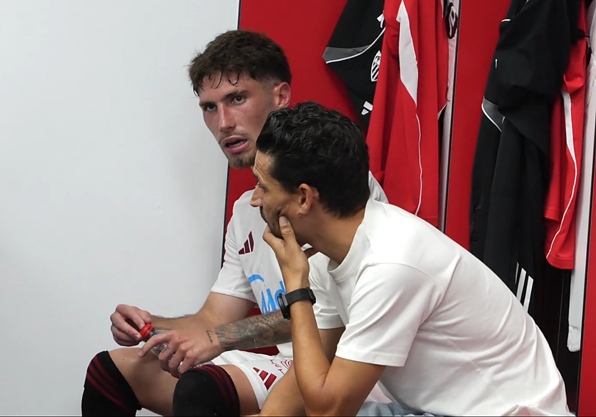 Jesús Navas reaparece en el vestuario del Sevilla tras la derrota ante el Mallorca