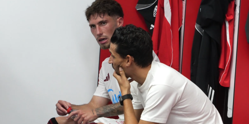 Jesús Navas reaparece en el vestuario del Sevilla tras la derrota ante el Mallorca