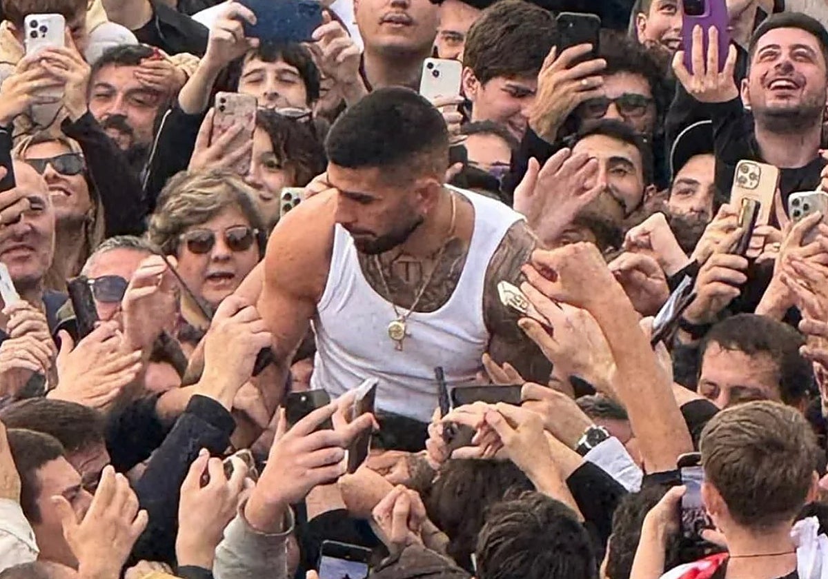 Ilia Topuria, rodeado de una multitud en Georgia