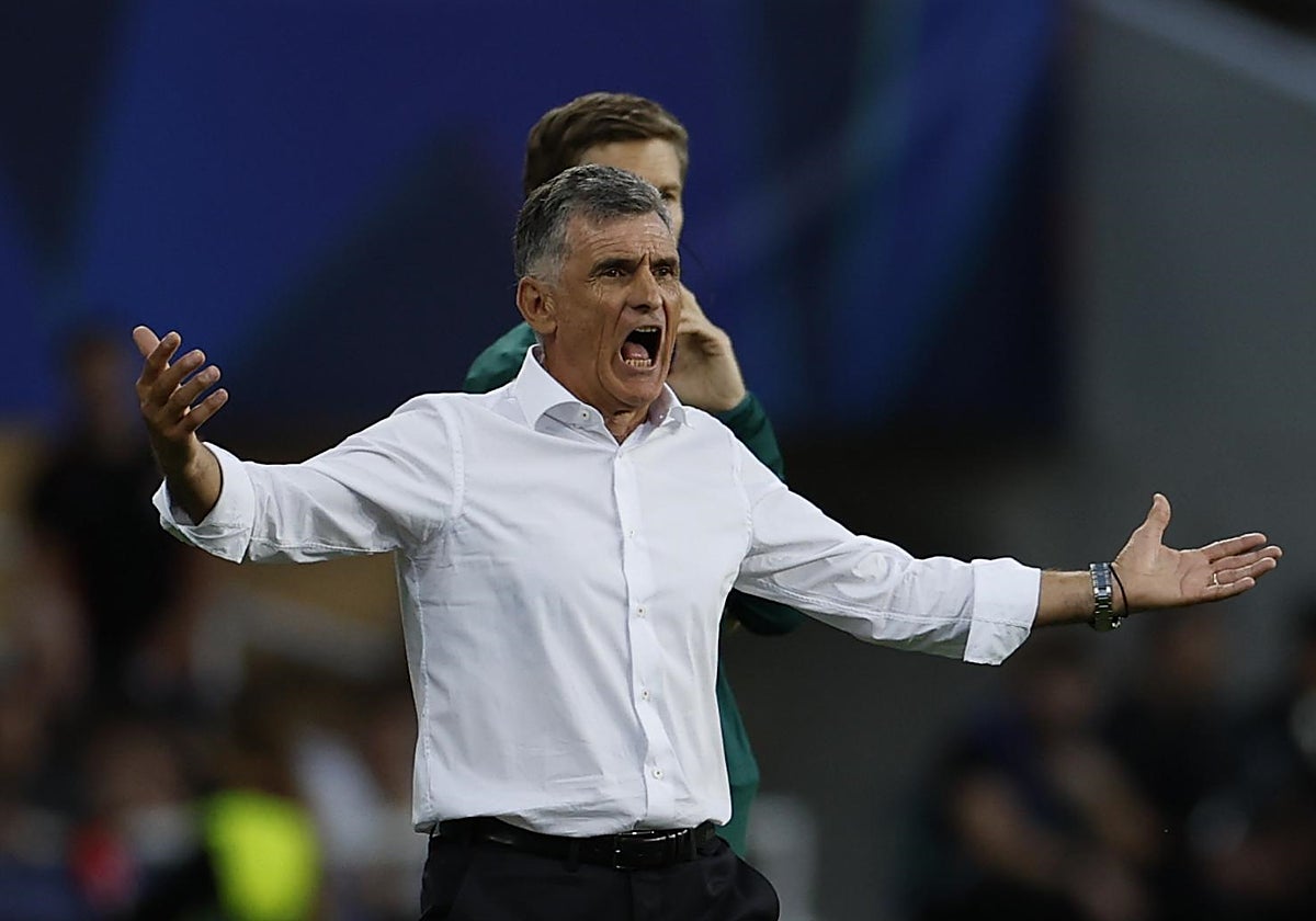 Mendilibar protesta una jugada del partido