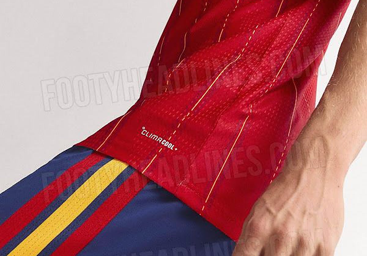 Detalle de la nueva equipación de la selección española