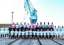 El Sevilla FC recuerda su origen portuario en su foto oficial