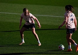 Irene Paredes: «Jenni lo ha pasado muy mal. Tiene una sonrisa permanente por lo que significa para ella la selección»