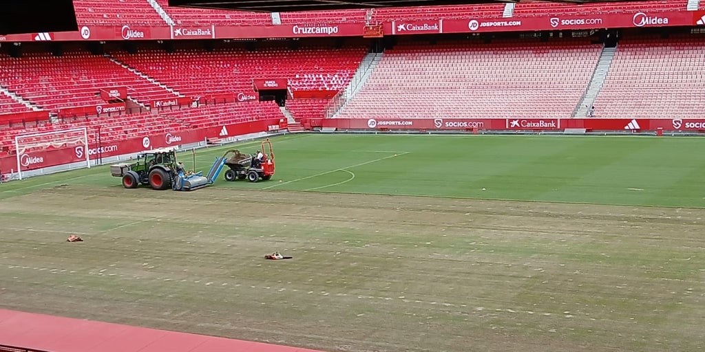 El Sevilla resiembra el césped del Sánchez-Pizjuán