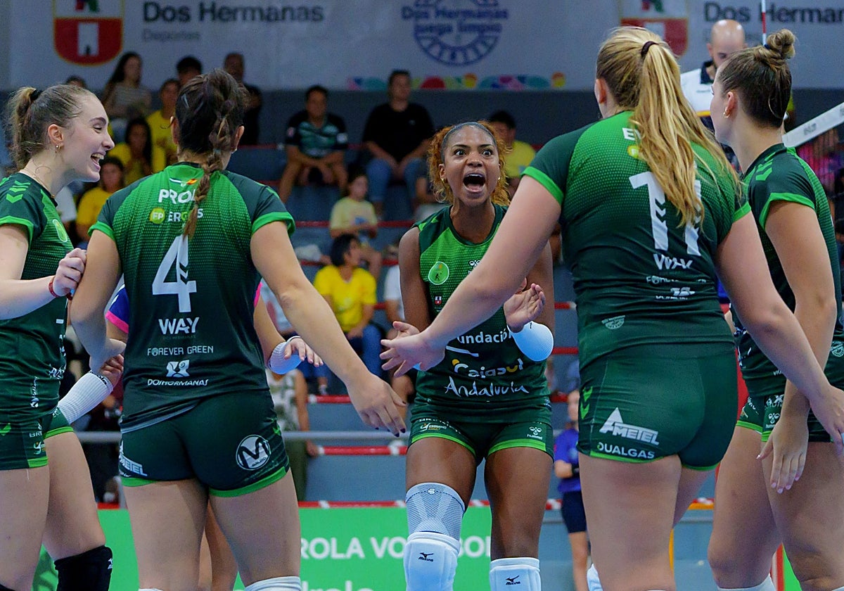 Las jugadoras del Fundación Caja Andalucía celebran un punto conseguido contra el Emalsa Gran Canaria