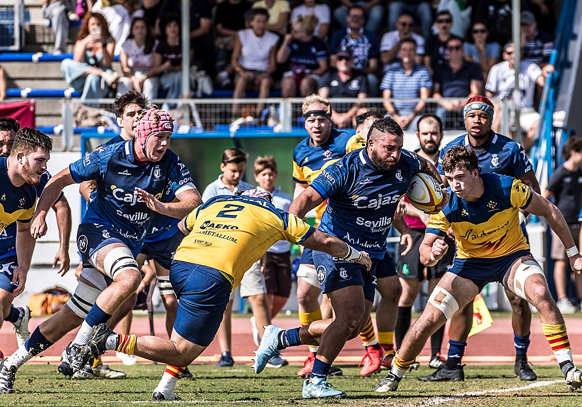 El Cajasol Ciencias avanza con el oval en el choque que lo midió en la Cartuja con la Santboiana