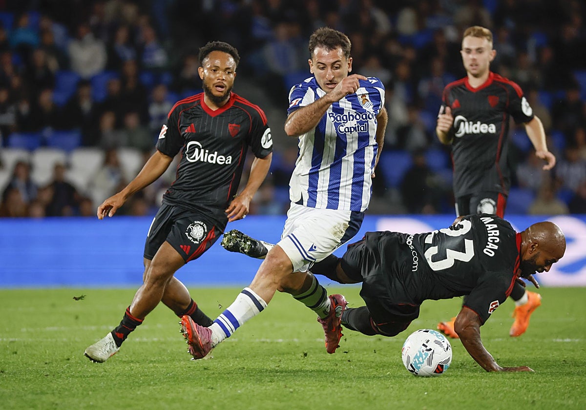 Real Sociedad - Sevilla: Oyarzabal battles for the ball