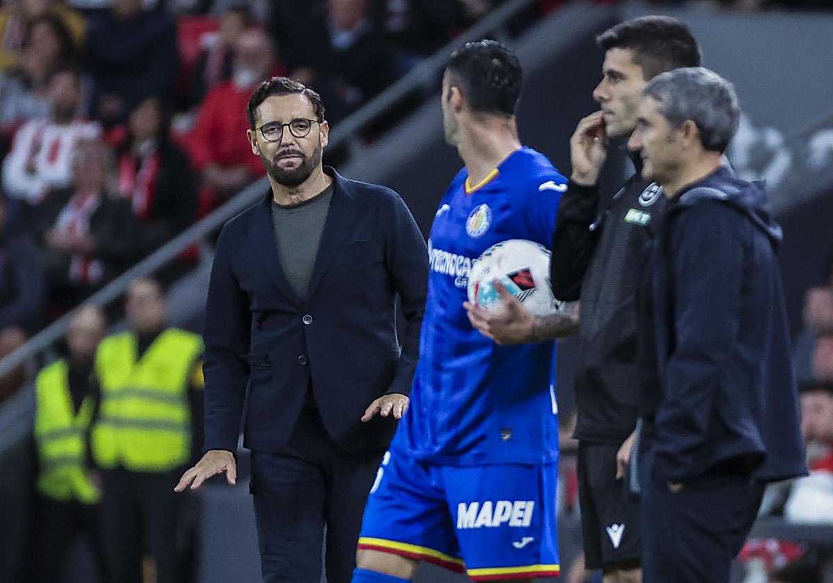 Al fondo, el entrenador del Getafe, José Bordalás, durante el partido de este sábado en San Mamés