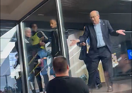 Bronca tras el Real Sociedad - Sevilla: Pepe Castro y Agoumé se encaran con un aficionado