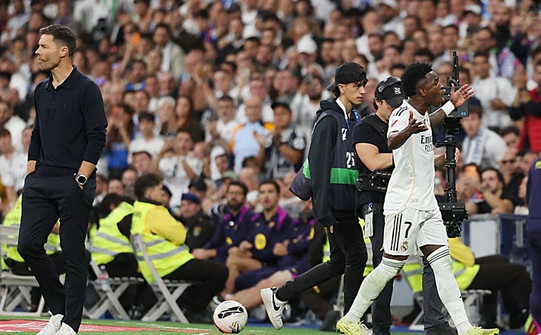 Imagen principal - Monumental enfado de Vinicius tras ser sustituido por Xabi Alonso