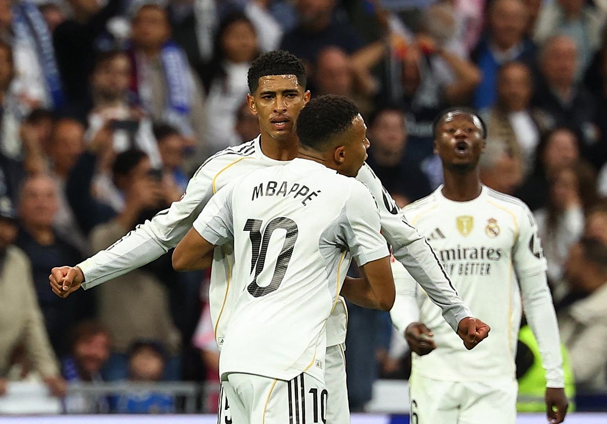 Bellingham y Mbappé se abrazan tras el gol del inglés