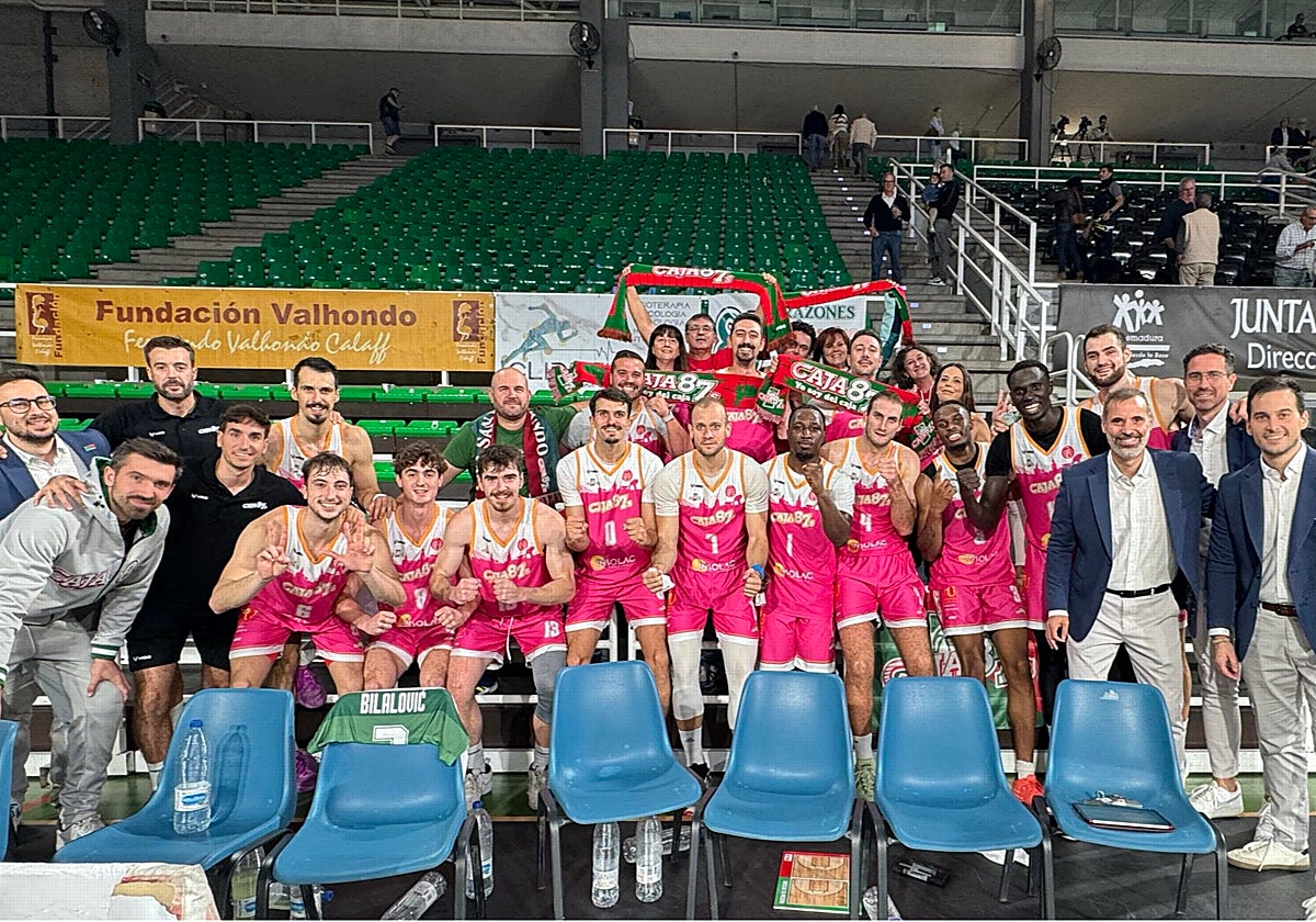La plantilla y el cuerpo técnico del Caja 87 celebra la victoria con los aficionados desplazados  a Cáceres