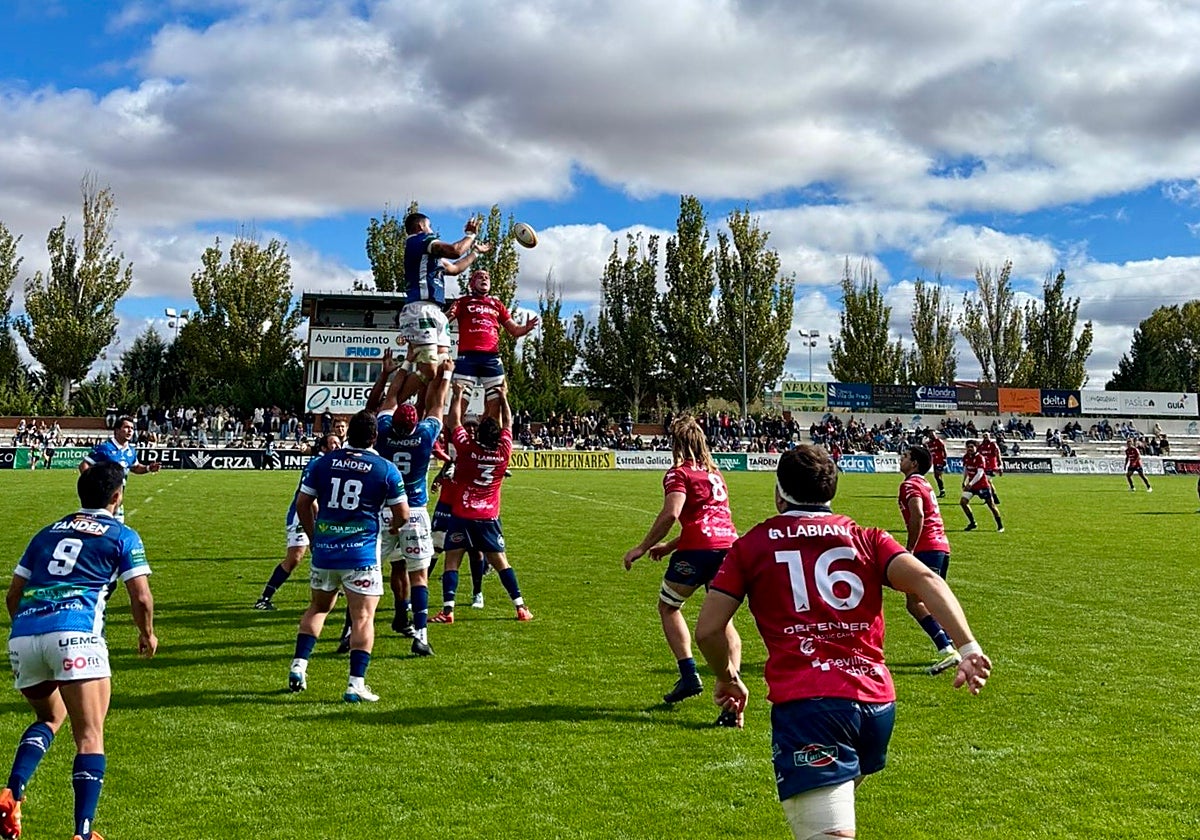Saque de touch en el VRAC Quesos Entrepinares - Cajasol Real Ciencias