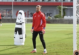 Nyland regresará a la portería del Sevilla FC mes y medio después