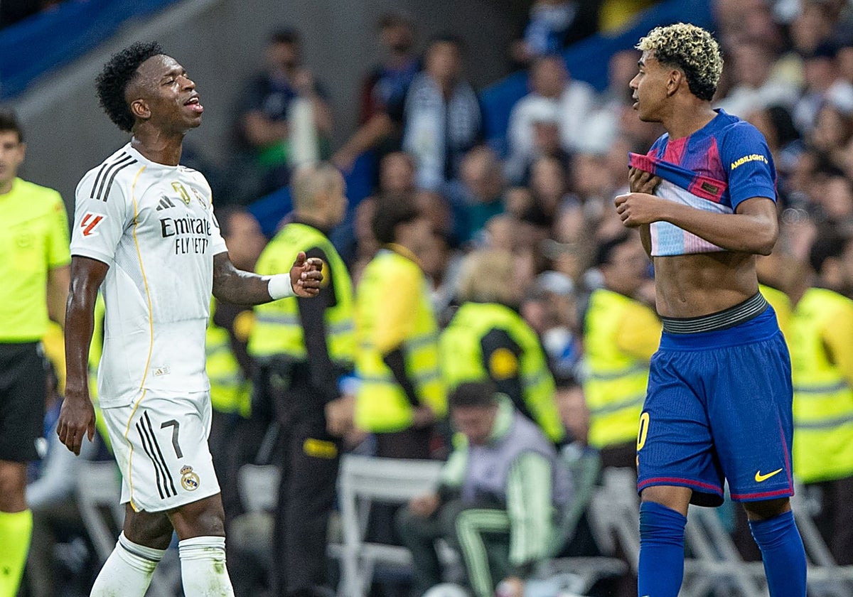 Vinicius y Lamine Yamal, durante el clásico del Bernabéu