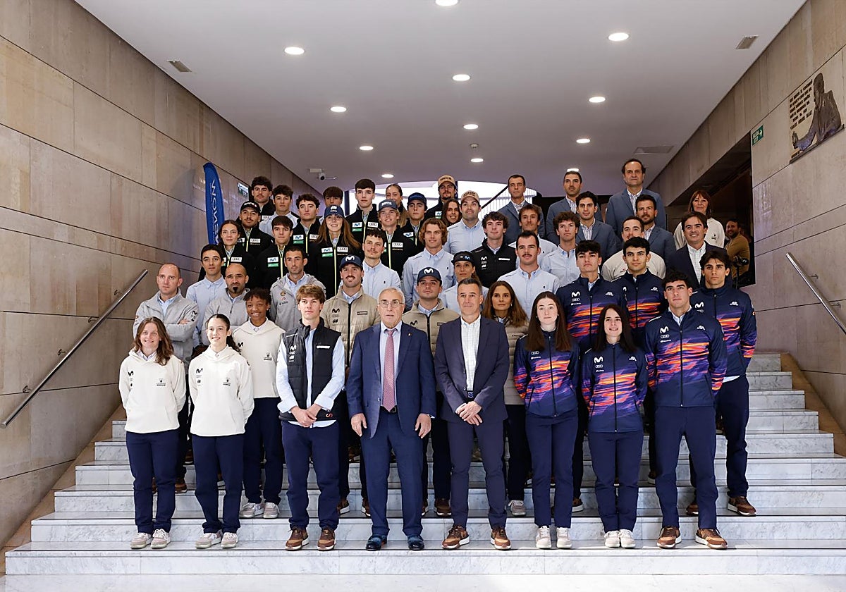 Los deportistas del equipo nacional posan en la sede del COE