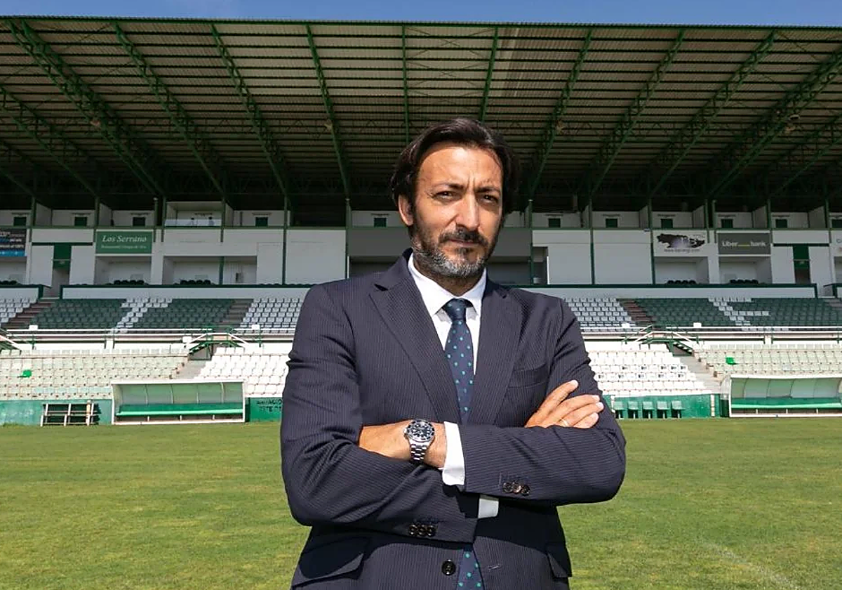 Joaquín Sánchez-Garrido, presidente del CD Toledo, posa en el estadio Salto del Caballo