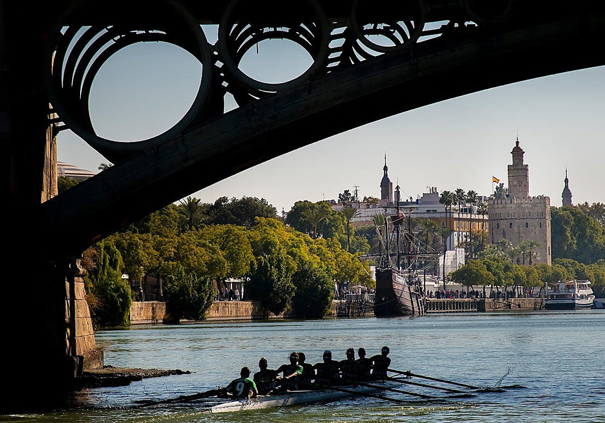 La embarcación del Betis, pasando por el Puente de Triana
