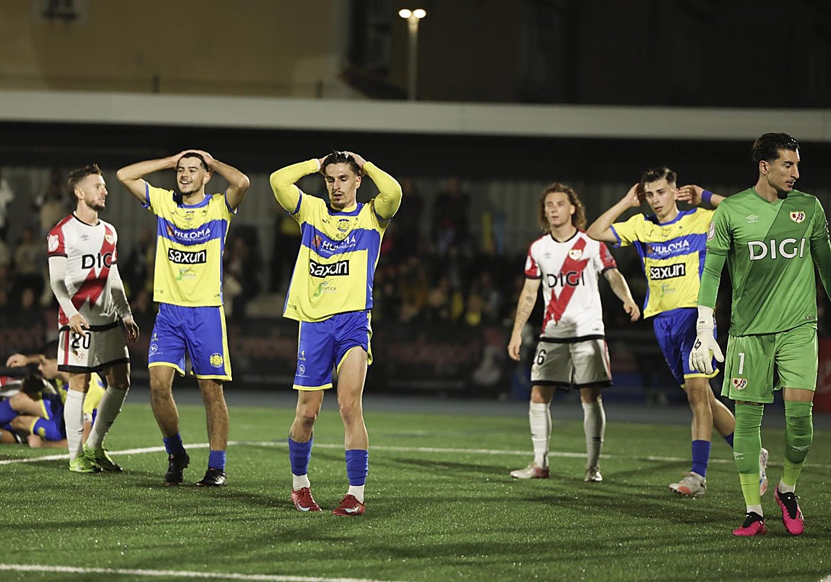 Jugadores del Yuncos se lamentan tras una ocasión perdida ante el Rayo