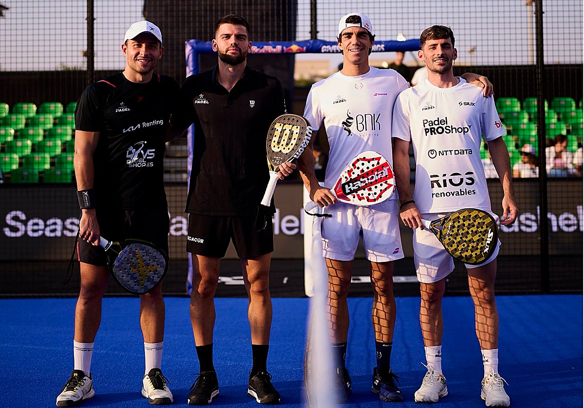 Lucas Campagnolo, Javi Garrido, Juan Lebrón y Franco Stupaczuk antes del comienzo del partido