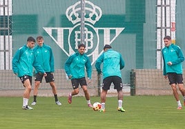 Alineaciones oficiales del Palma del Río - Betis de la Copa del Rey 2025-2026: Aitor juega de lateral izquierdo