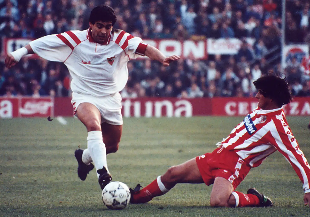 Diego Armando Maradona, disputando un partido contra el Sporting de Gijón con la camiseta del Sevilla FC