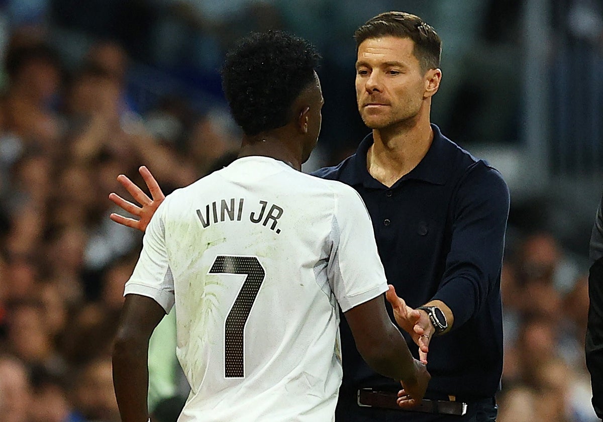 Vini y Xabi Alonso, en el clásico del domingo ante el Barcelona
