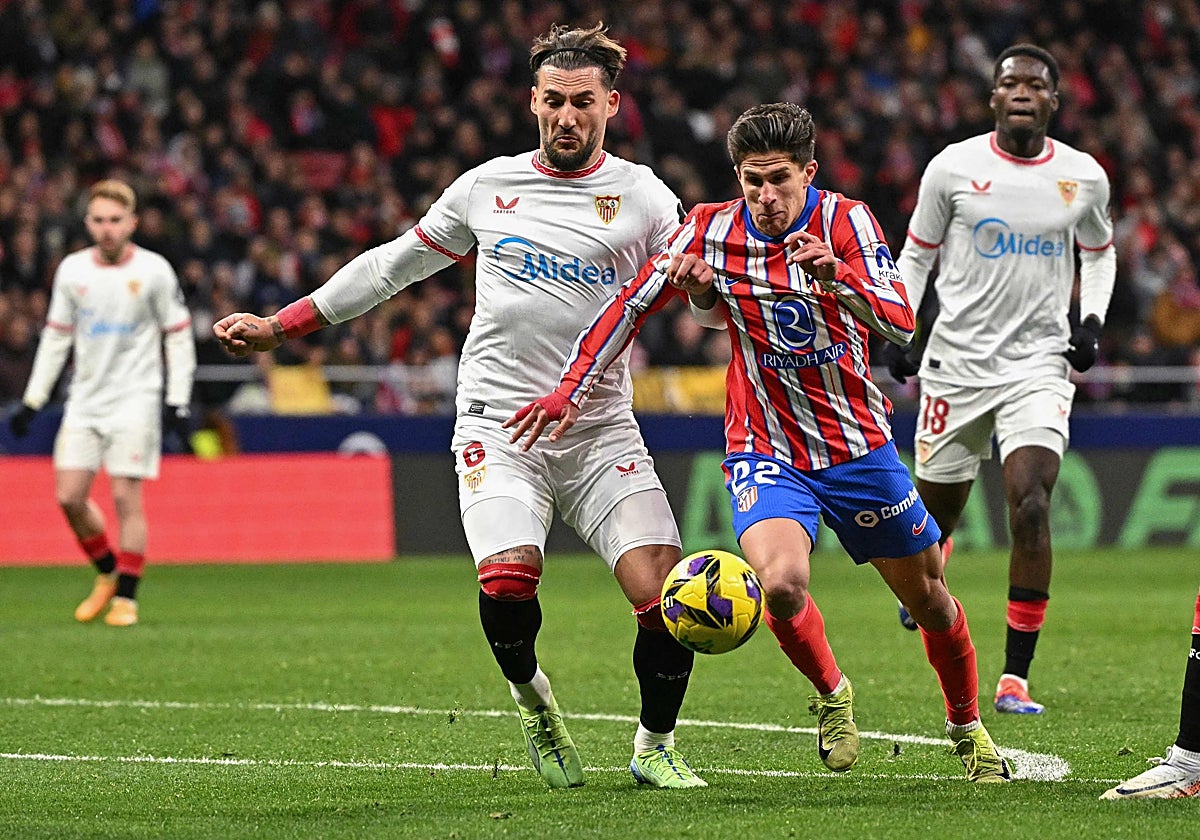 Gudelj y Giuliano Simeone, en el Atlético - Sevilla del curso pasado