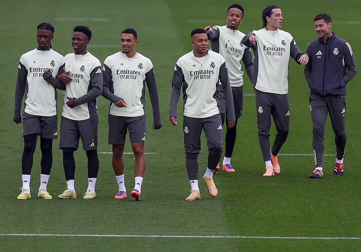 Xabi Alonso y varios jugadores, entre ellos Vinicius, durante el entrenamiento del viernes