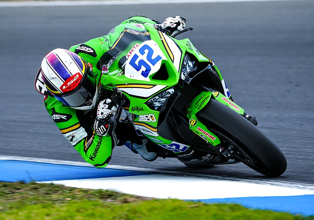 Jeremy Alcoba, con su Kawasaki, durante una de las carreras de esta temporada, en Portugal
