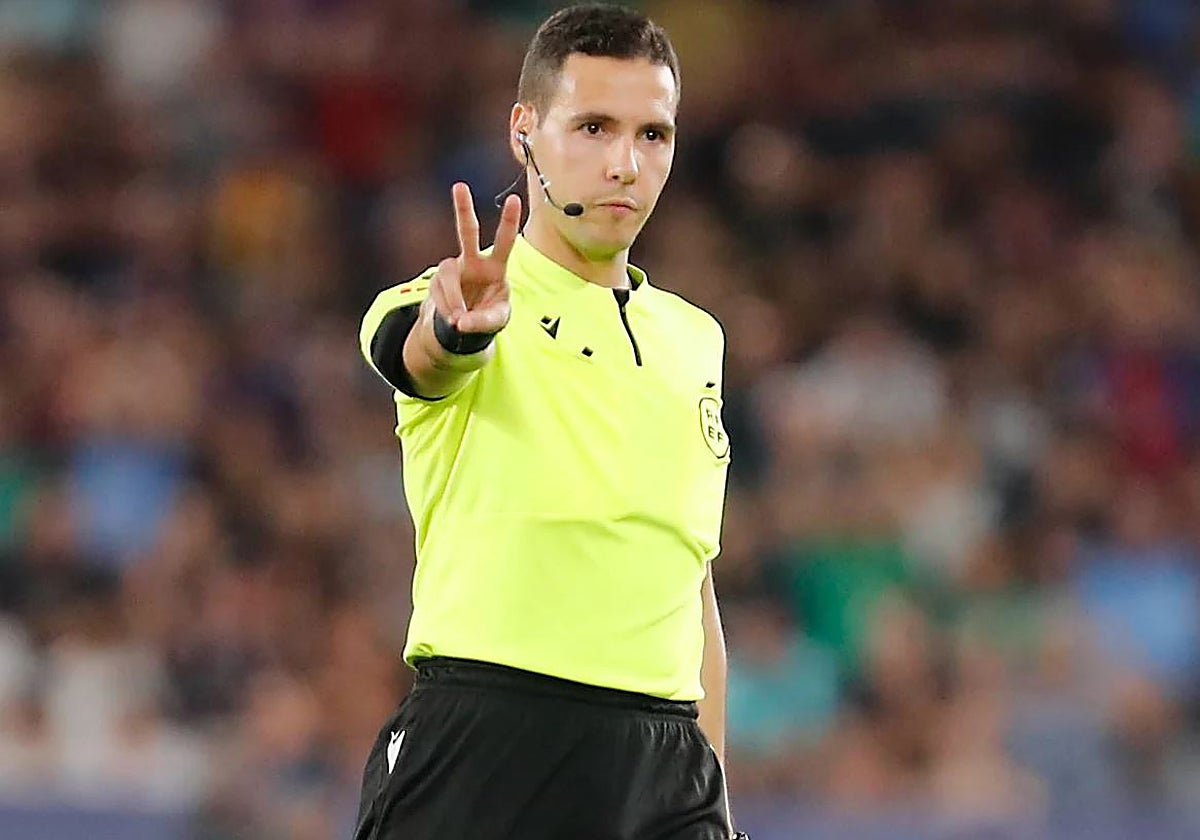 El árbitro Francisco Hernández Maeso, en un partido